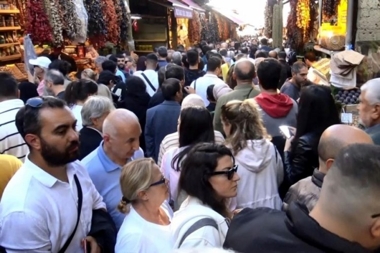 İstanbul'da vatandaşlar Emin&ouml;n&uuml;'ne akın etti