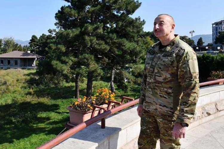 Azerbaycan Cumhurbaşkanı Aliyev, Azerbaycan bayraklarını g&ouml;ndere &ccedil;ekti