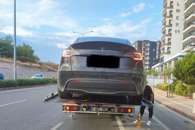 Tesla ile drift pahalıya patladı!
