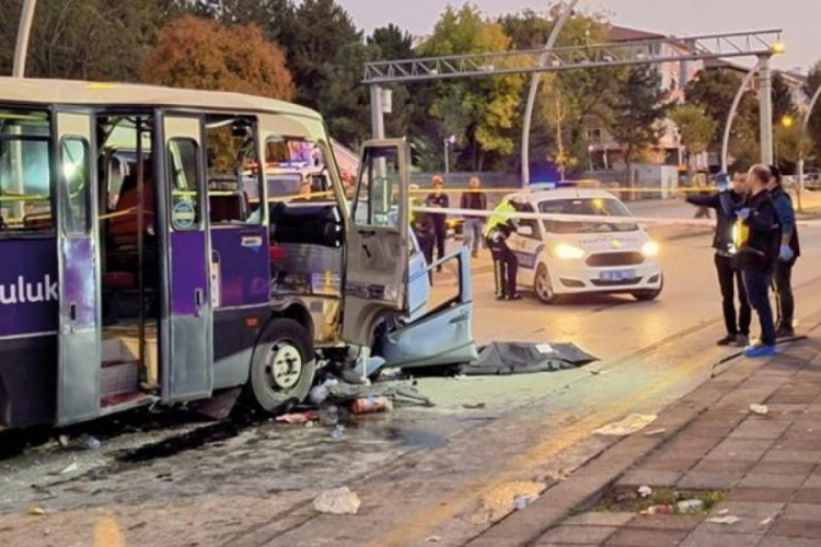 Ankara'da otomobil ile minib&uuml;s &ccedil;arpıştı: 1 &ouml;l&uuml;, 14 yaralı