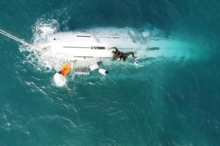 Mersin'de l&uuml;ks tekne battı