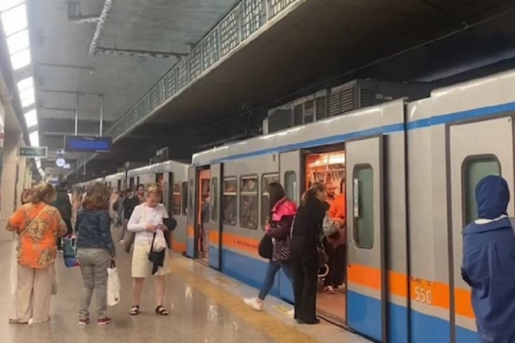 İstanbul'da vagondan duman &ccedil;ıktı: Metro seferleri aksadı