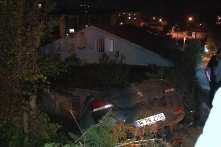 İstanbul'da otomobil evin bah&ccedil;esine u&ccedil;tu!