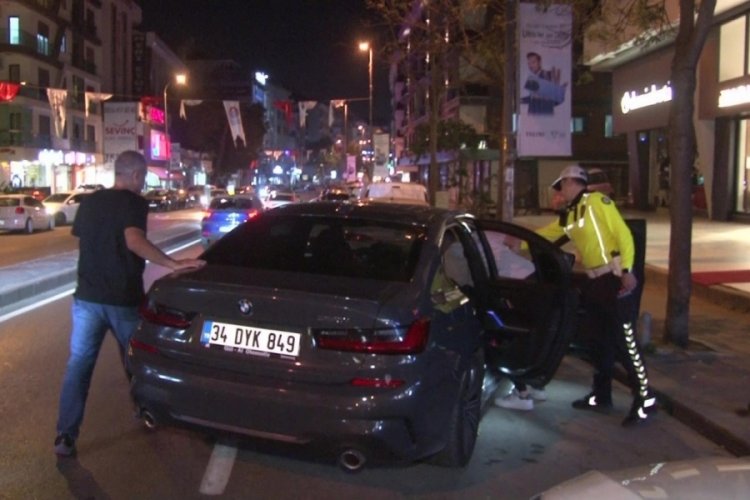 İstanbul'da alkoll&uuml; s&uuml;r&uuml;c&uuml;n&uuml;n kontrol&uuml;nden &ccedil;ıkan ara&ccedil; park halindeki otomobile &ccedil;arptı