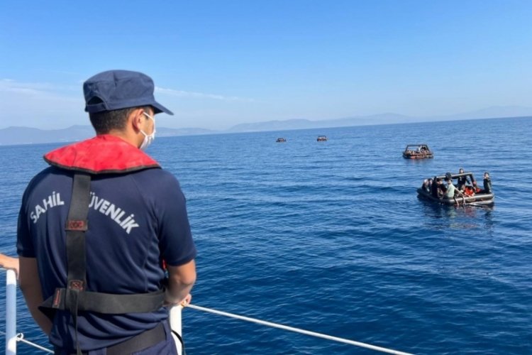 Aydın'da T&uuml;rk kara sularına itilen 91 d&uuml;zensiz g&ouml;&ccedil;men kurtarıldı