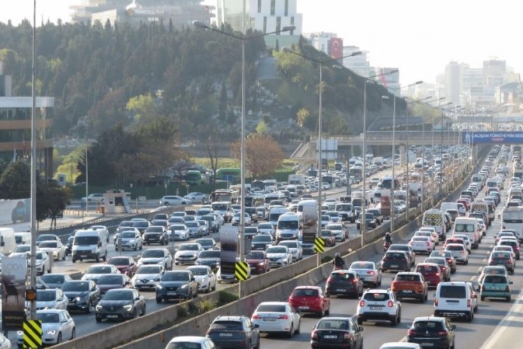 İstanbul'da haftanın ilk g&uuml;n&uuml; trafik yoğunluğu yaşanıyor
