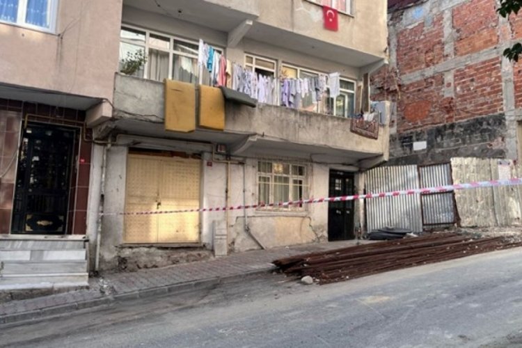 İstanbul'da zemini kayan 5 katlı bina boşaltıldı!