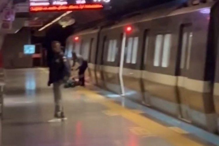 İstanbul'da bir gen&ccedil; raylara d&uuml;ş&uuml;nce panik yaşandı!