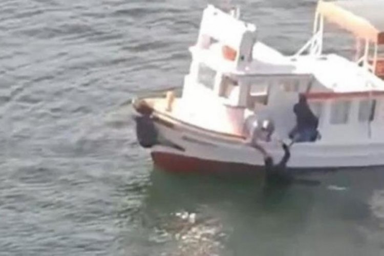 İstanbul'da kadın dengesini kaybederek denize d&uuml;şt&uuml;! Tekne kaptanı kurtardı