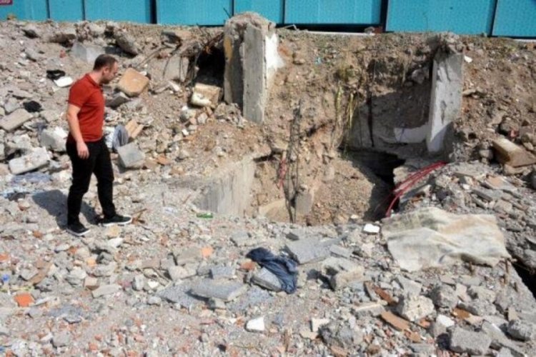 Depremde yıkılan bankanın kasasındaki 2 milyon liralık altını yok oldu!