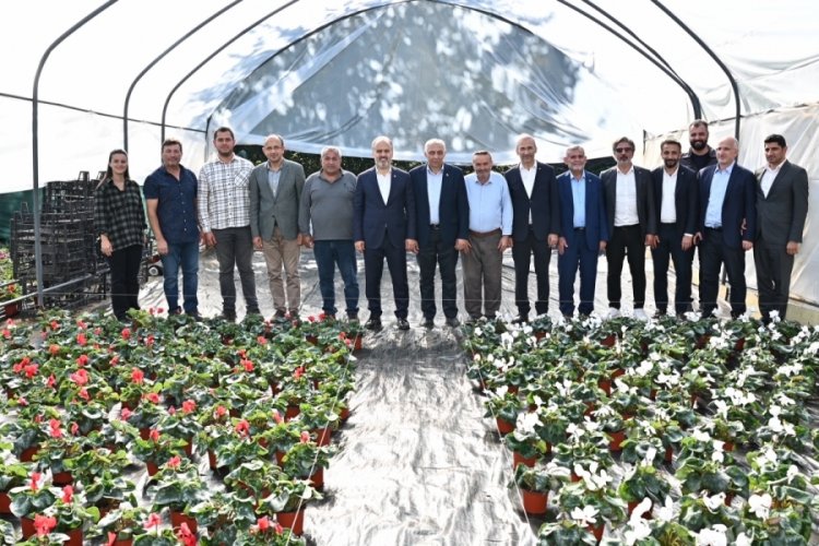 Keles'li &ccedil;ift&ccedil;iler Bursa'nın &ccedil;i&ccedil;ekli g&uuml;zelliğine katkı sağlıyor