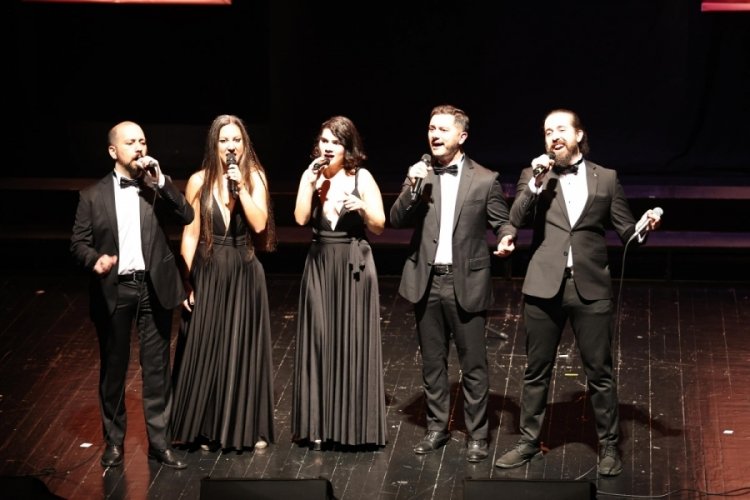 T&uuml;rkiye'nin koroları Nil&uuml;fer'de m&uuml;zik ş&ouml;leni yaşattı