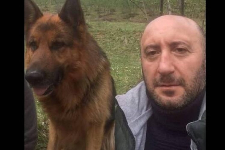 Trabzon'da evinin &ouml;n&uuml;nde kendi aracında &ouml;l&uuml; bulundu
