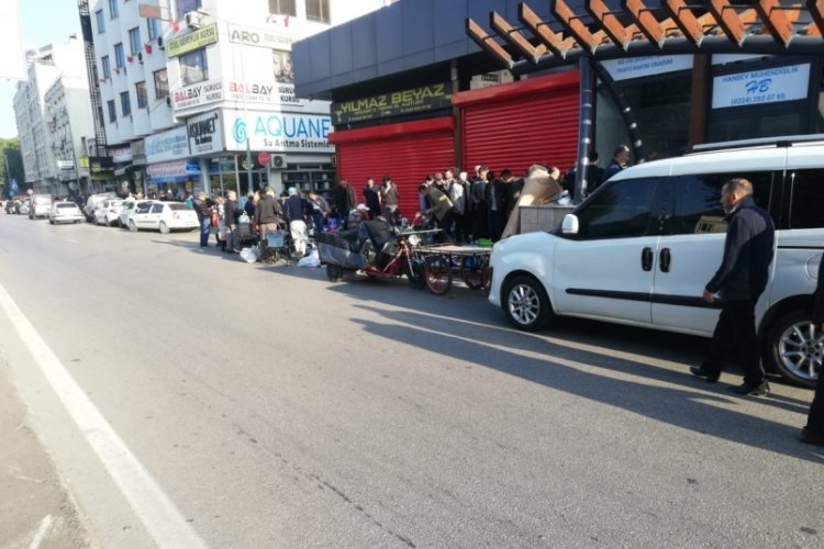 Bursa'da kaldırımlar yok oldu! Her pazar aynı &ccedil;ile