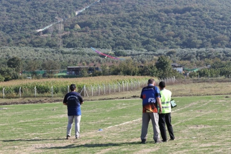 Bursa'da model u&ccedil;aklar Fadıllı Havacılık ve Doğa Sporları Merkezi'nde yarıştı