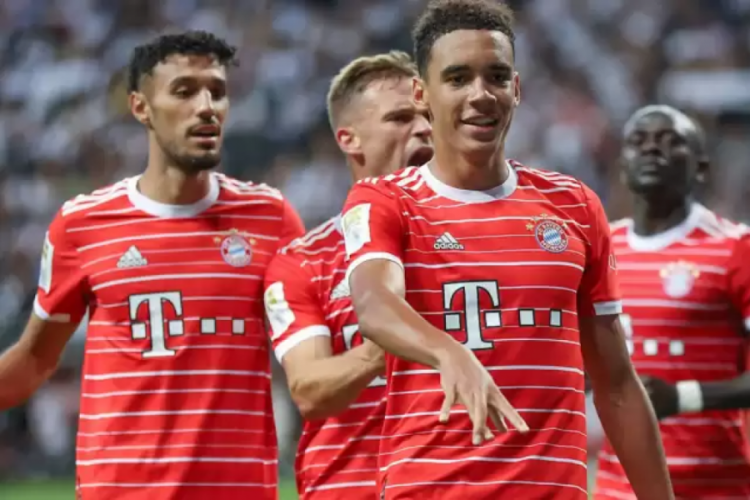 Bayern M&uuml;nihli Mazraoui'nin Filistin paylaşımı olay oldu