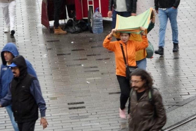İstanbul'da vatandaşlar yağmura hazırlıksız yakalandı