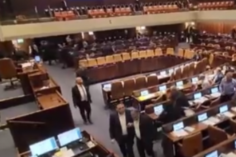 İsrail Meclisi'nde panik anları! Milletvekilleri sığınaklara ka&ccedil;tı