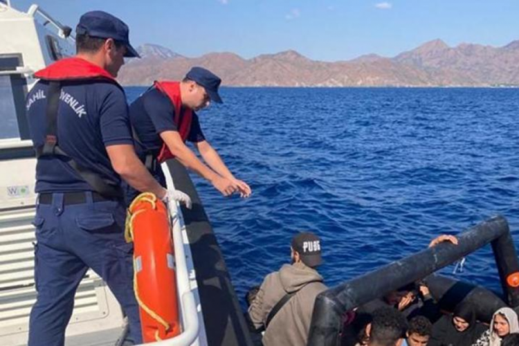 Muğla'da d&uuml;zensiz g&ouml;&ccedil;menler kurtarıldı