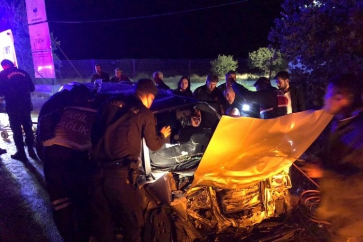 &Ccedil;anakkale'de otomobil ile kamyon &ccedil;arpıştı: 1 kişi hayatını kaybetti