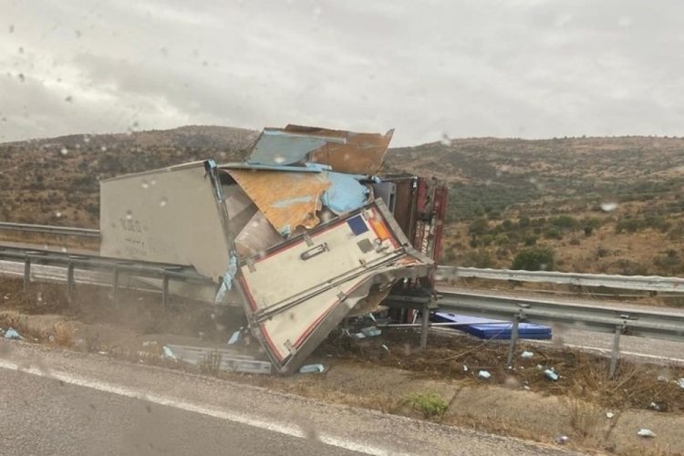 Balıkesir'de tır devrildi