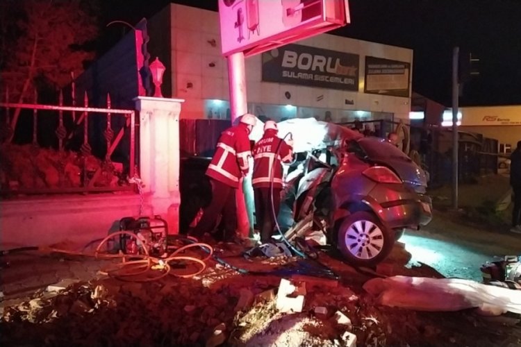 &Ccedil;orum'da otomobil direğe &ccedil;arptı: 3 &ouml;l&uuml;