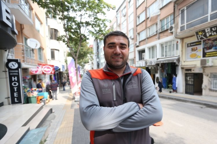 Bursa'da el freni &ccedil;ekilmeyen minib&uuml;s korkuttu! Belediye personeli otomobili durdurdu