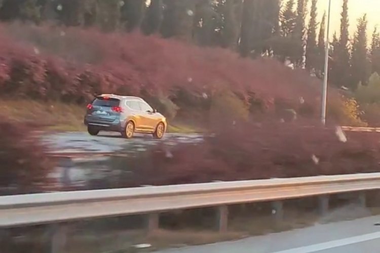 Bursa'da trafikte tehlikeli anlar! Otoyolda ters şeritten son s&uuml;rat ilerledi