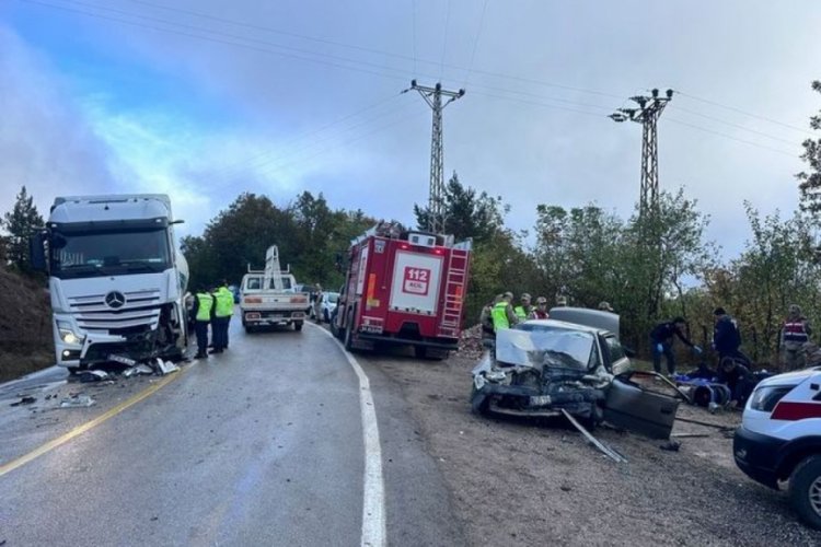 Ordu'da otomobil il tır &ccedil;arpıştı! 3 &ouml;l&uuml;, 3 yaralı