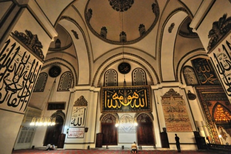 Bursa Ulu Cami'deki s&uuml;slemelerden etkilenen kaligrafi &ouml;ğrenen imam camilerde sanatını icra ediyor