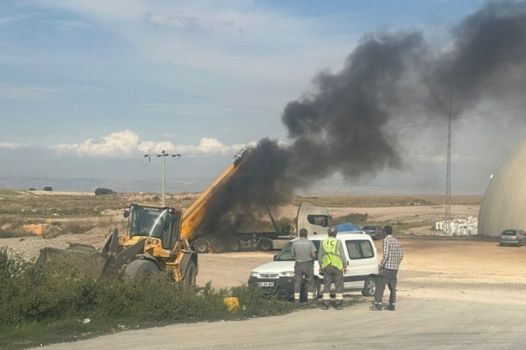 Eskişehir'de elektrik tellerine &ccedil;arpan kamyon alevlere teslim oldu