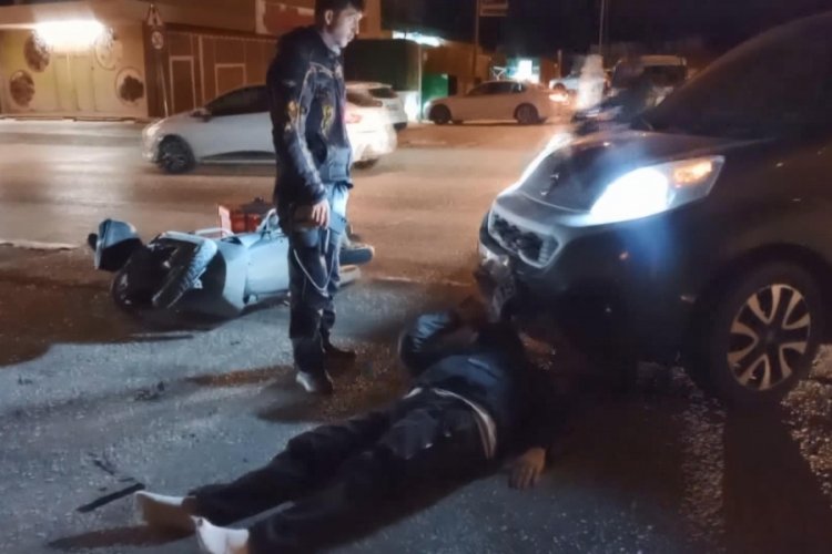 Bursa'da motokurye kazada yaralandı! Ambulans beklerken ailesine haber verdi