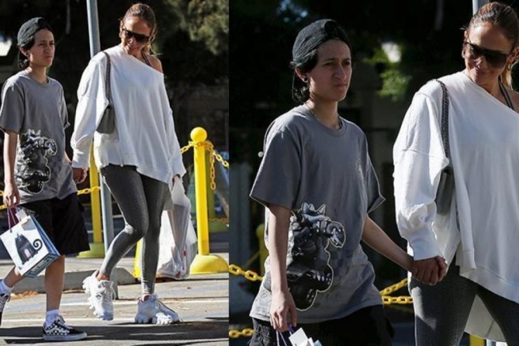 Jennifer Lopez ve kızı Emme bit pazarında g&ouml;r&uuml;nt&uuml;lendi!