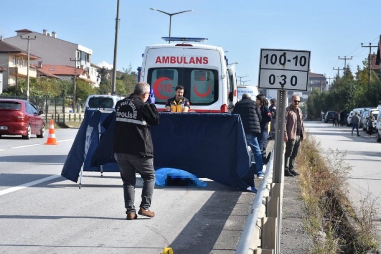Sakarya'daki yaya, otomobilin &ccedil;arpmasıyla can verdi