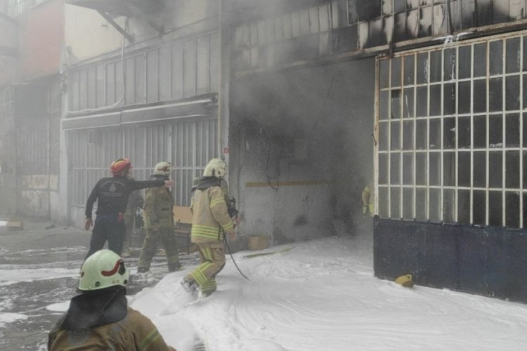İstanbul Zeytinburnu'nda hurdacıda yangın &ccedil;ıktı