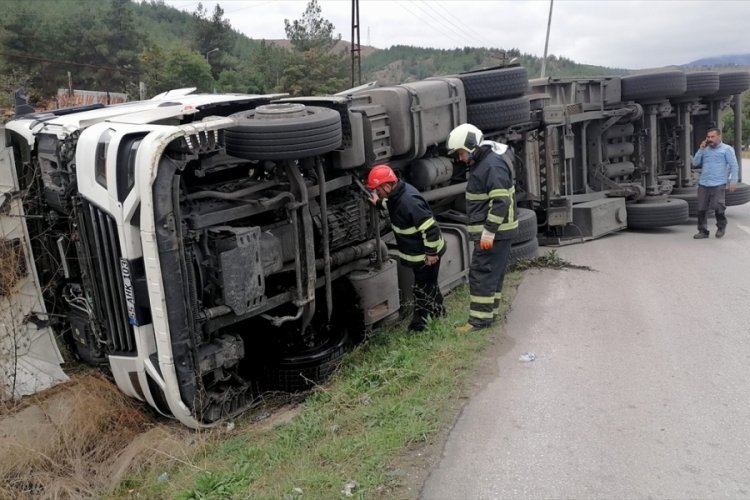 Karab&uuml;k'te tır devrildi