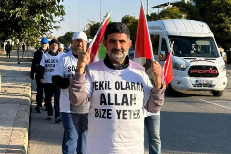 Filistin'e destek i&ccedil;in Kayseri'den y&uuml;r&uuml;yerek yola &ccedil;ıktılar! Grup Niğde'ye ulaştı