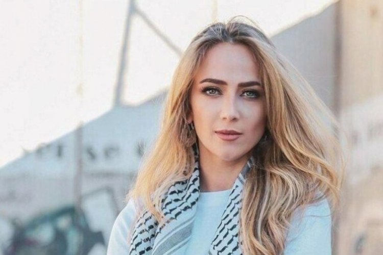 Filistin'i destekleyen &uuml;nl&uuml; şarkıcı g&ouml;zaltına alındı