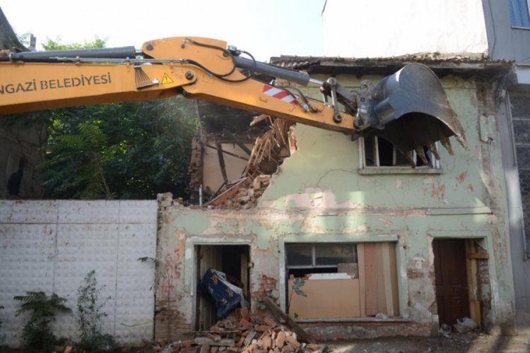 Bursa'da metruk yapıların yıkımı devam ediyor