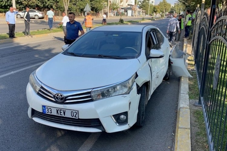 Beton mikseriyle &ccedil;arpışan otomobilin s&uuml;r&uuml;c&uuml;s&uuml; yaralandı