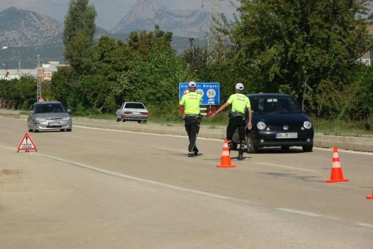 Adana'da 20 yıllık s&uuml;r&uuml;c&uuml; ilk trafik cezasını drona takılınca yedi