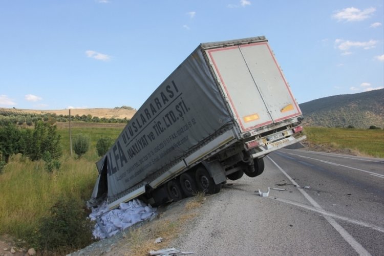 Kilis'te tır ile minib&uuml;s &ccedil;arpıştı! 2 yaralı