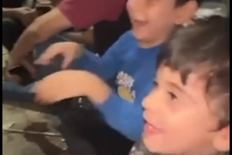 Gazze'de hayatta kalan &ccedil;ocuklar her şeyden habersiz oyun oynadı...