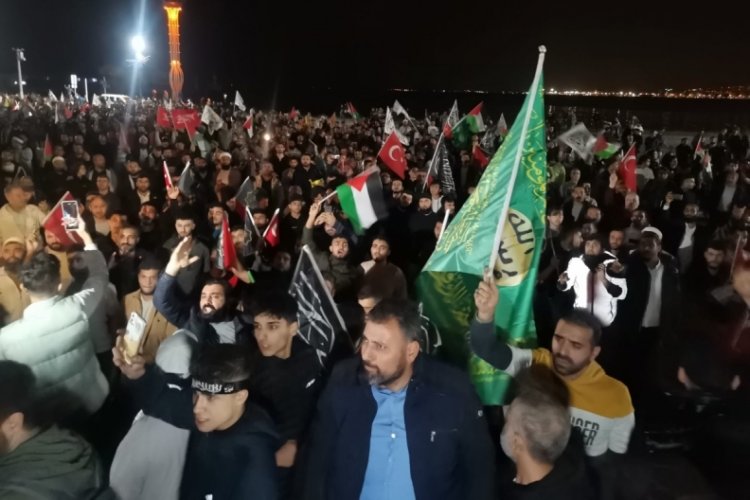 İsrail'in Gazze'deki hastaneye saldırısı İzmir'de protesto edildi