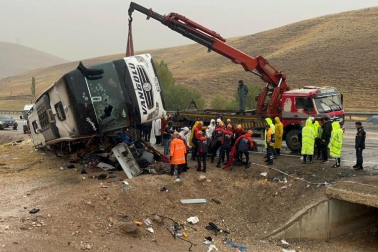 Sivas'taki otob&uuml;s kazasında hayatını kaybedenlerin sayısı 8'e &ccedil;ıktı