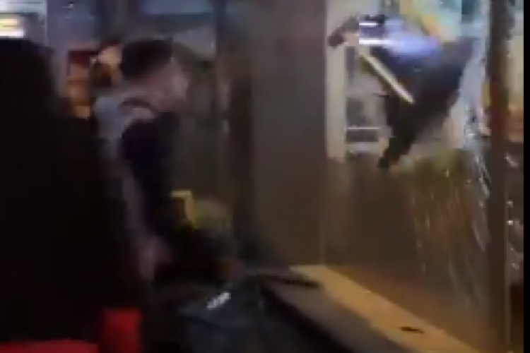 İsrail karşıtı protestolarda bir grup, McDonald's şubesine saldırdı