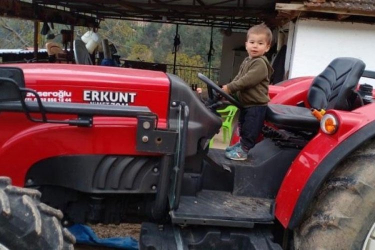 Babasının kullandığı trakt&ouml;r &ccedil;arptı! 23 aylık bebek ağır yaralandı