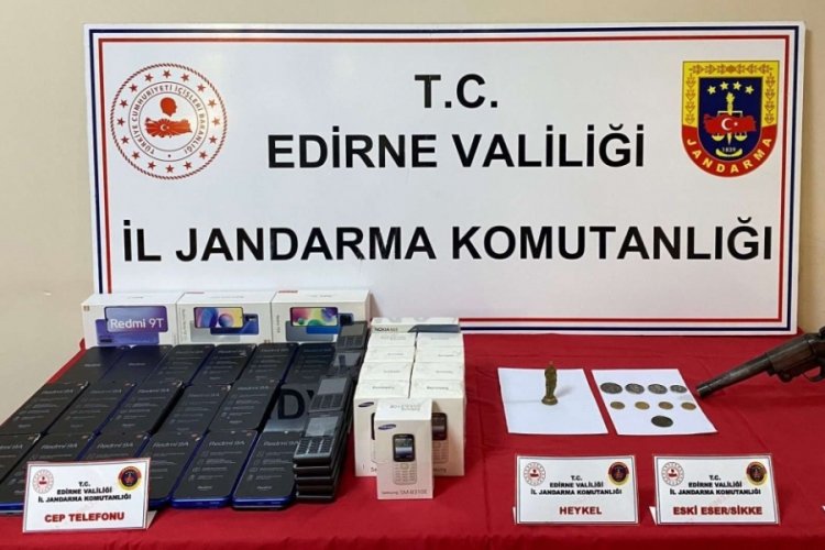 Edirne'de tarihi olduğu değerlendirilen sikke, heykel ve ka&ccedil;ak cep telefonları ele ge&ccedil;irildi