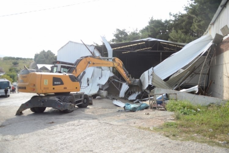 Osmangazi Belediyesi ka&ccedil;ak fabrikaları yıktı