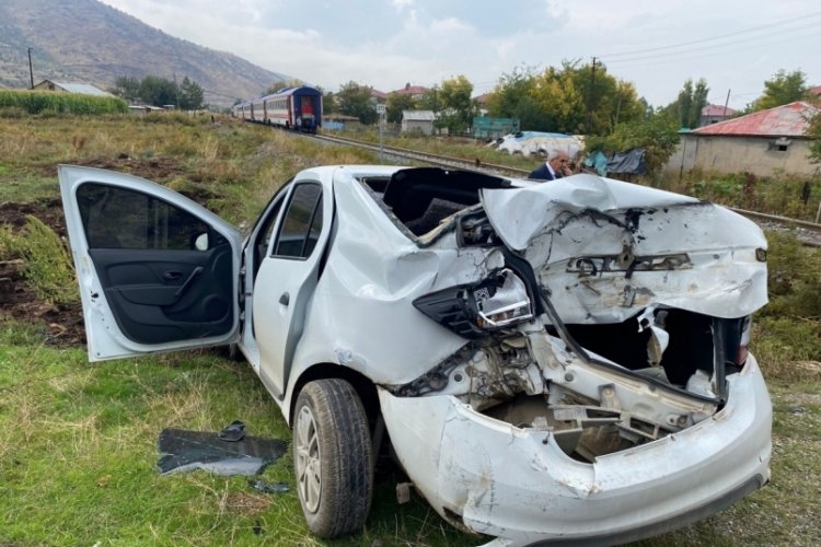 Muş'ta yolcu treni otomobile &ccedil;arptı